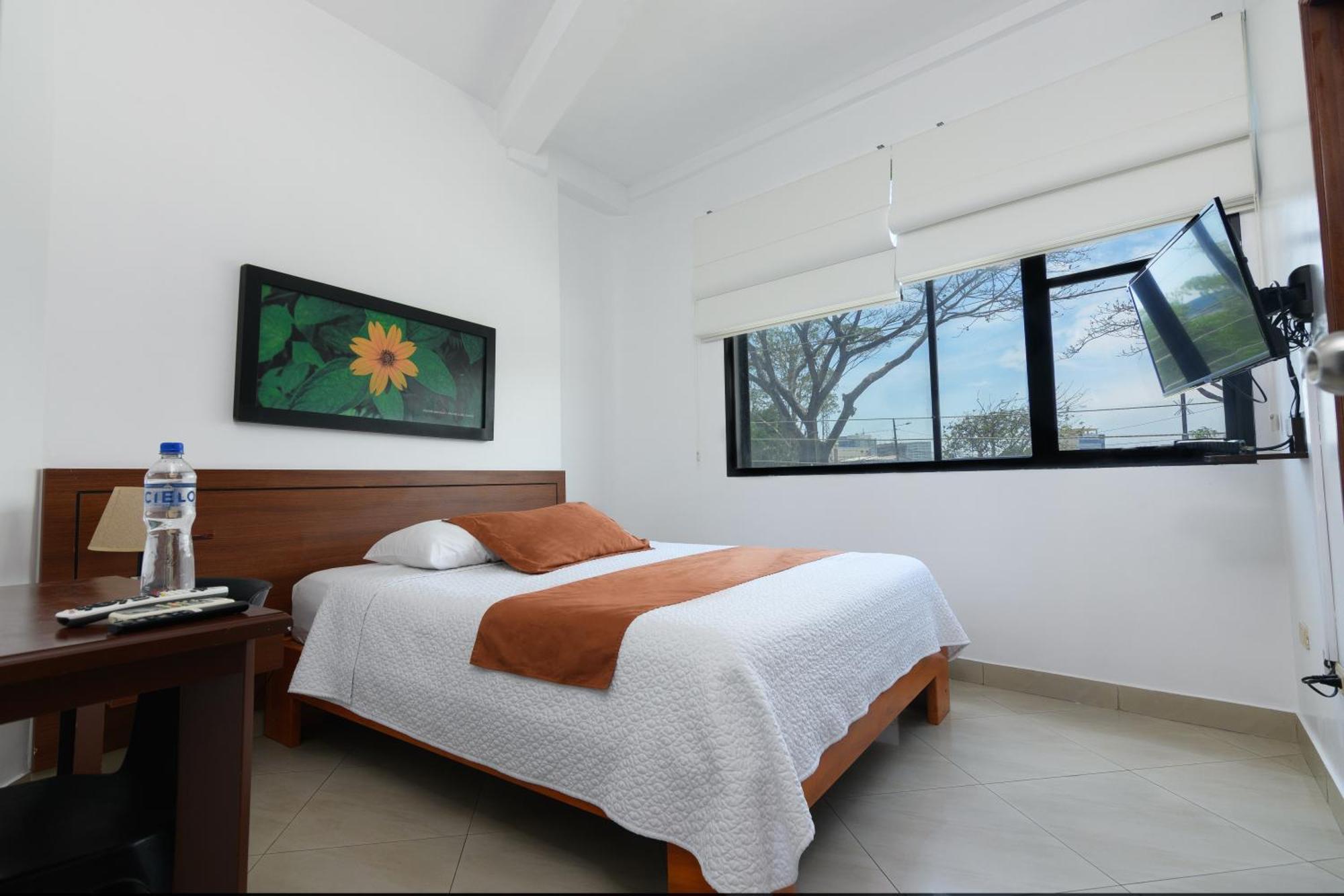 Hotel Castell - Cerca Del Aeropuerto Γκουαγιακίλ Εξωτερικό φωτογραφία