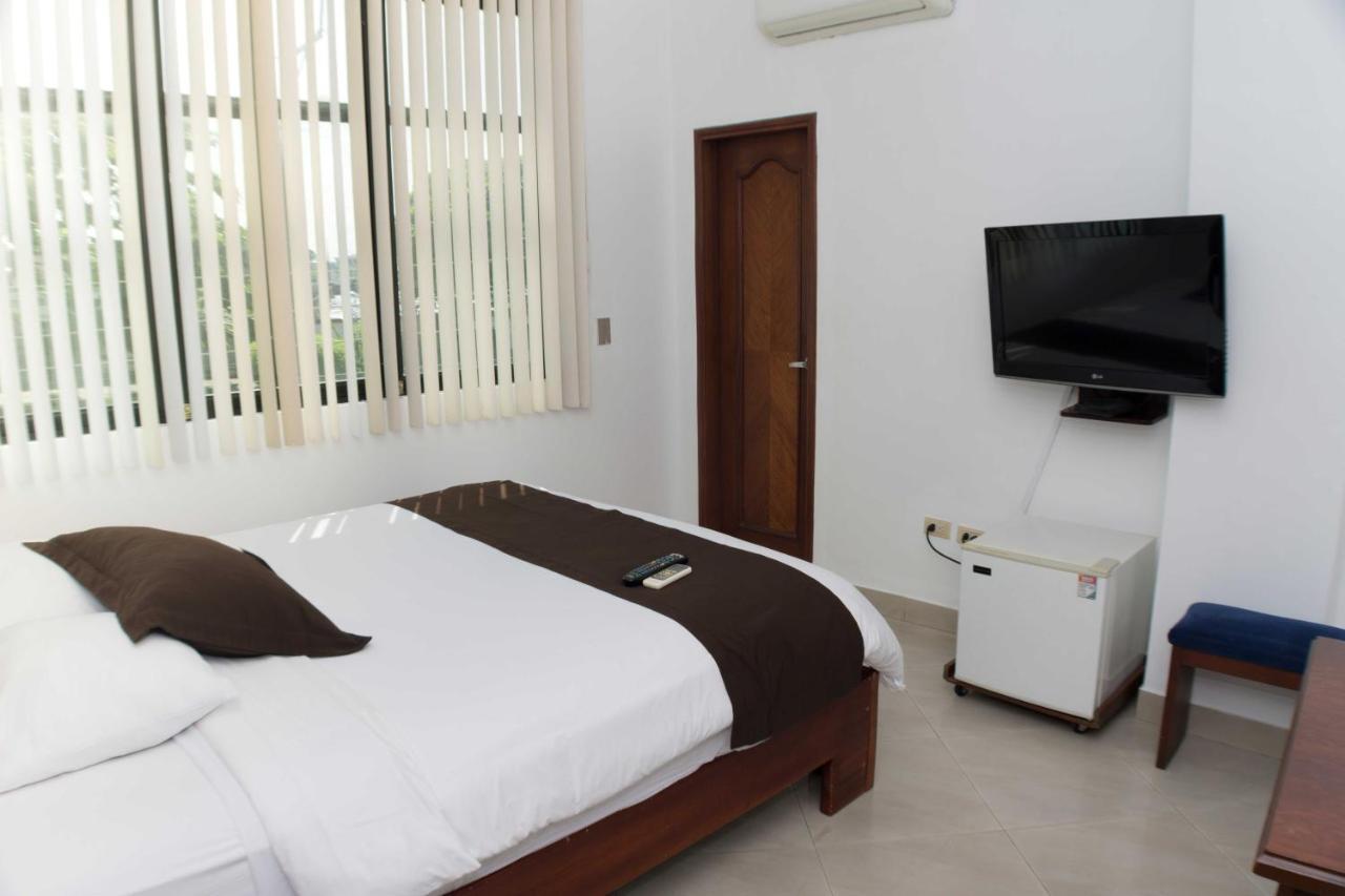 Hotel Castell - Cerca Del Aeropuerto Γκουαγιακίλ Εξωτερικό φωτογραφία