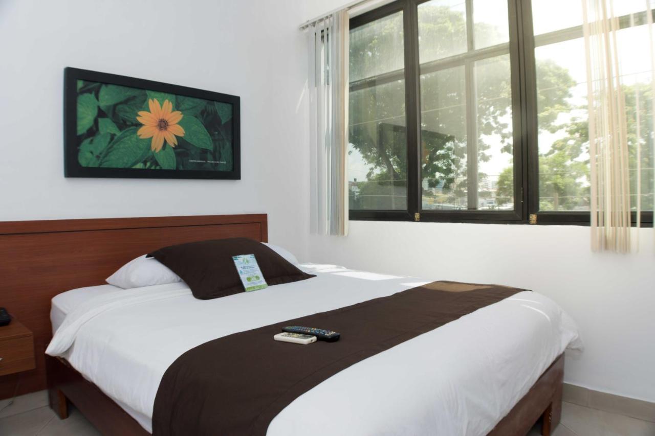 Hotel Castell - Cerca Del Aeropuerto Γκουαγιακίλ Εξωτερικό φωτογραφία